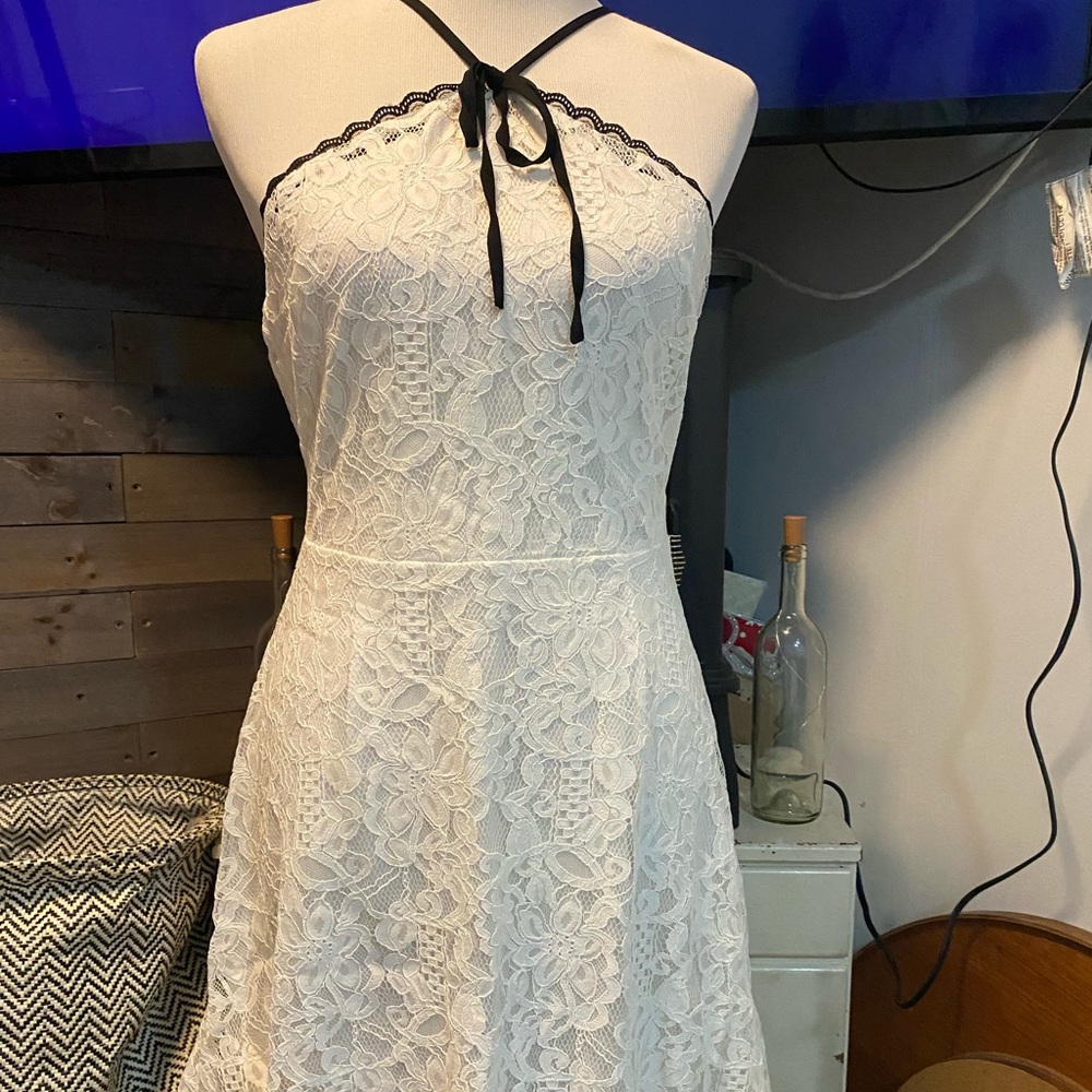 Pretty white dress size M worn only one time.